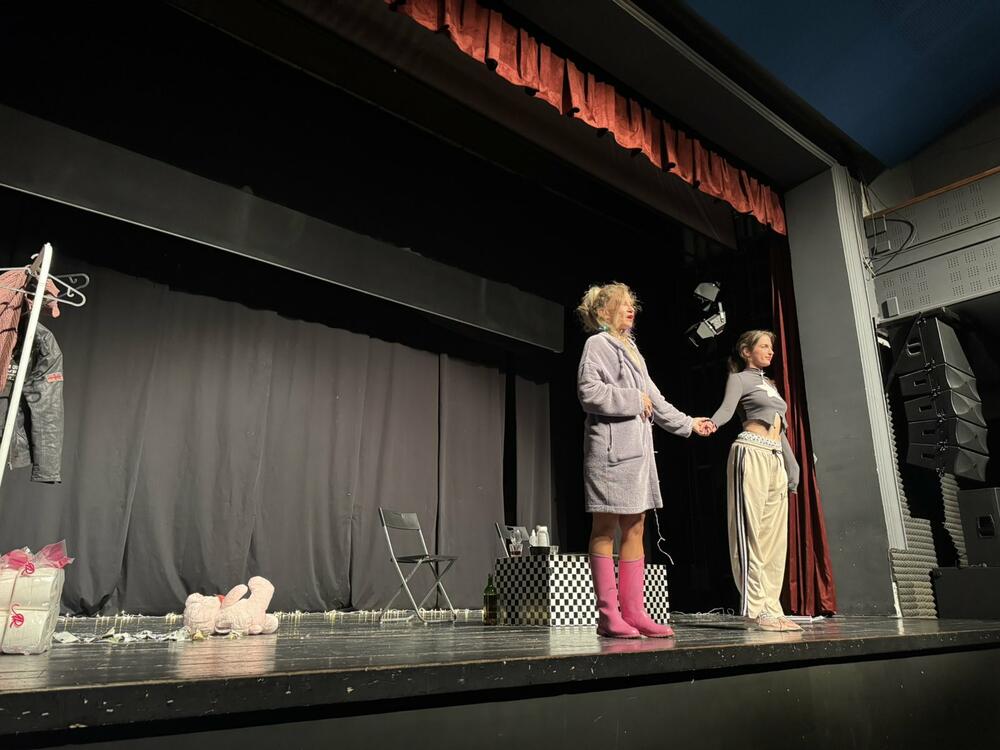 <p>Pozorišna predstava „Bajbok” izvedena sinoć na “Jesenjem pozorišnom salonu u Bijelom Polju</p>