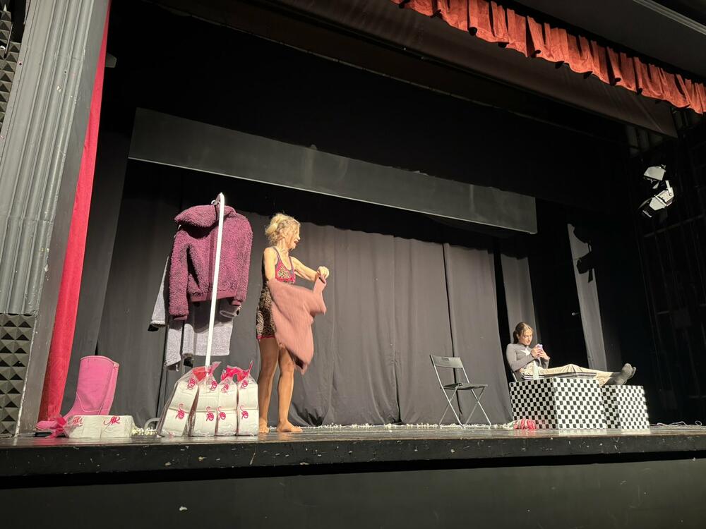 <p>Pozorišna predstava „Bajbok” izvedena sinoć na “Jesenjem pozorišnom salonu u Bijelom Polju</p>