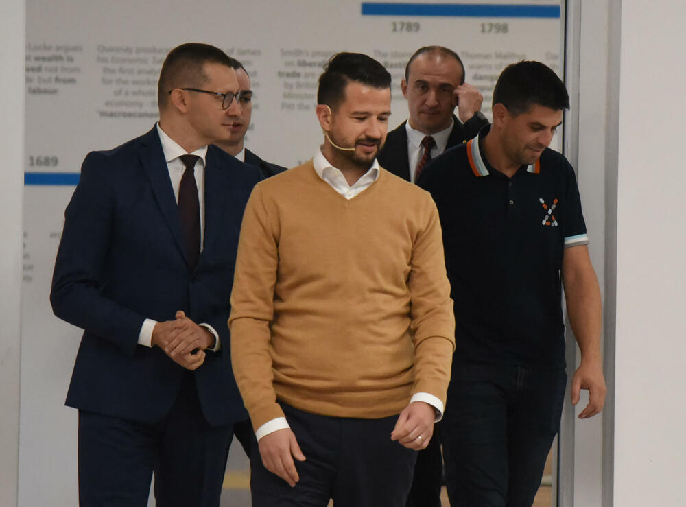 <p>Predsjednik je ukazao i da je nastao vrlo veliki strukturni deficit budžeta, kao i da će ukoliko se ne poveća ekonomski rast biti nužno uvođenje novih poreza za punjenje državne kase</p>