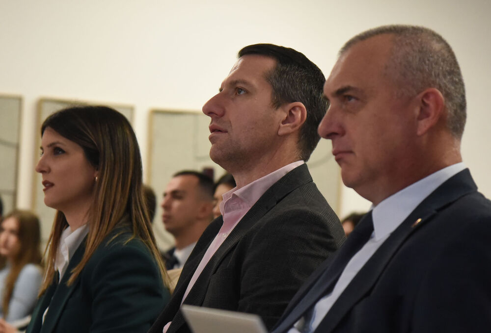 <p>Predsjednik je ukazao i da je nastao vrlo veliki strukturni deficit budžeta, kao i da će ukoliko se ne poveća ekonomski rast biti nužno uvođenje novih poreza za punjenje državne kase</p>