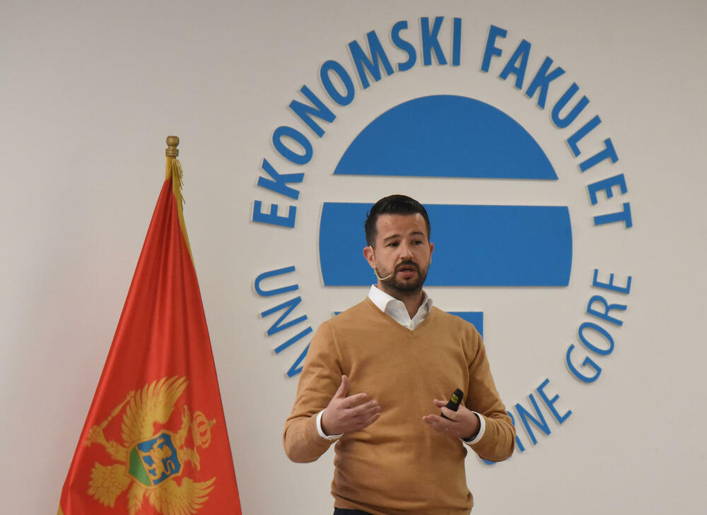 <p>Predsjednik je ukazao i da je nastao vrlo veliki strukturni deficit budžeta, kao i da će ukoliko se ne poveća ekonomski rast biti nužno uvođenje novih poreza za punjenje državne kase</p>