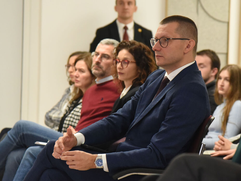 <p>Predsjednik je ukazao i da je nastao vrlo veliki strukturni deficit budžeta, kao i da će ukoliko se ne poveća ekonomski rast biti nužno uvođenje novih poreza za punjenje državne kase</p>