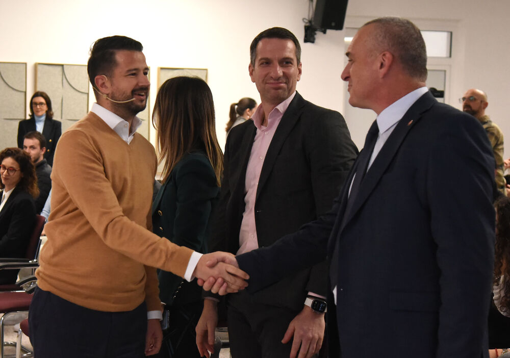 <p>Predsjednik je ukazao i da je nastao vrlo veliki strukturni deficit budžeta, kao i da će ukoliko se ne poveća ekonomski rast biti nužno uvođenje novih poreza za punjenje državne kase</p>