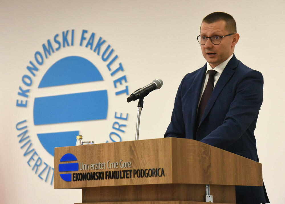 <p>Predsjednik je ukazao i da je nastao vrlo veliki strukturni deficit budžeta, kao i da će ukoliko se ne poveća ekonomski rast biti nužno uvođenje novih poreza za punjenje državne kase</p>