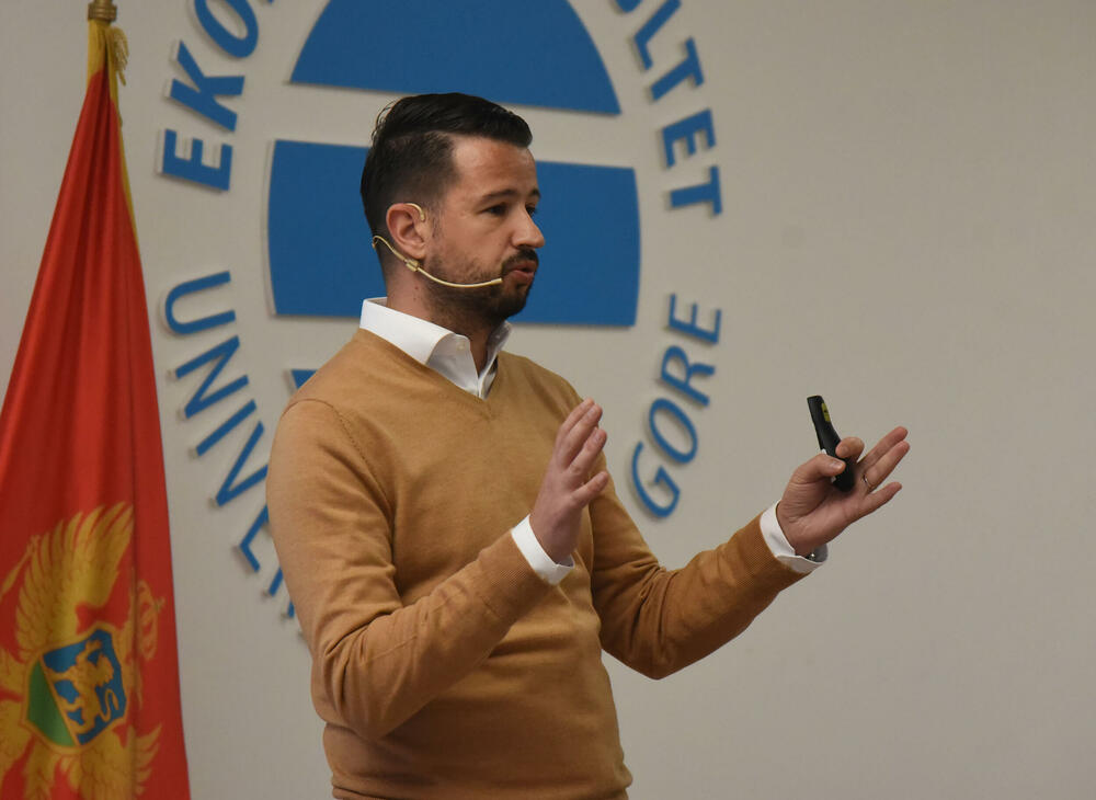 <p>Predsjednik je ukazao i da je nastao vrlo veliki strukturni deficit budžeta, kao i da će ukoliko se ne poveća ekonomski rast biti nužno uvođenje novih poreza za punjenje državne kase</p>