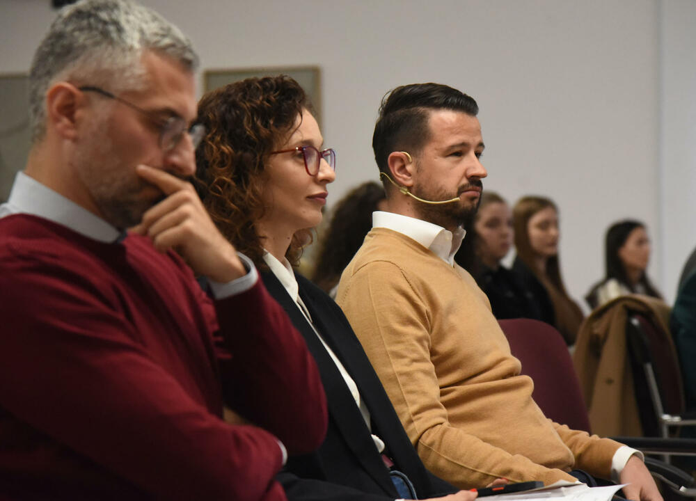 <p>Predsjednik je ukazao i da je nastao vrlo veliki strukturni deficit budžeta, kao i da će ukoliko se ne poveća ekonomski rast biti nužno uvođenje novih poreza za punjenje državne kase</p>