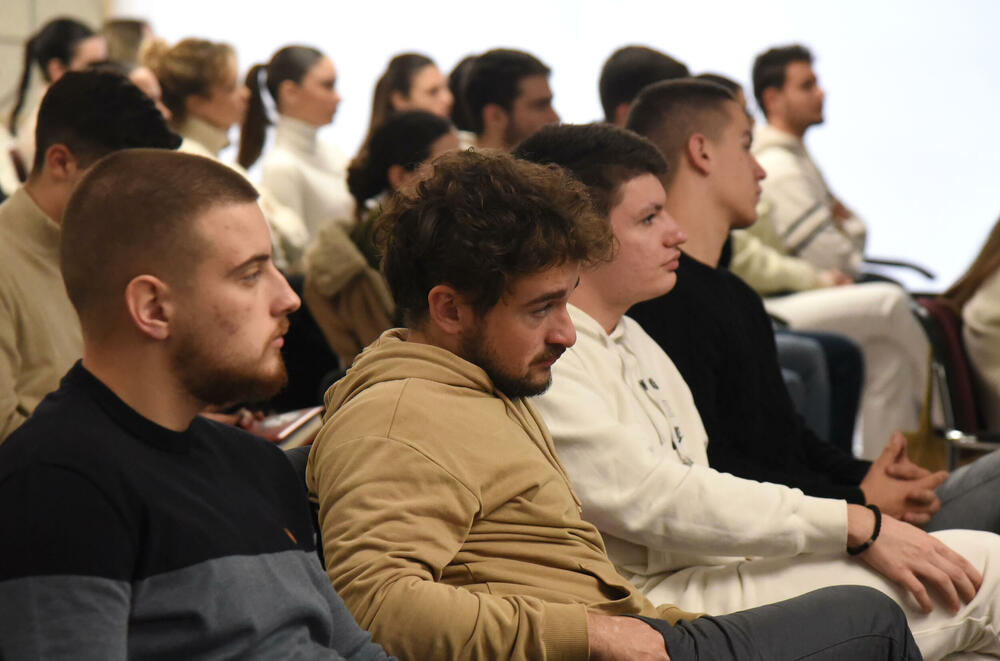 <p>Predsjednik je ukazao i da je nastao vrlo veliki strukturni deficit budžeta, kao i da će ukoliko se ne poveća ekonomski rast biti nužno uvođenje novih poreza za punjenje državne kase</p>