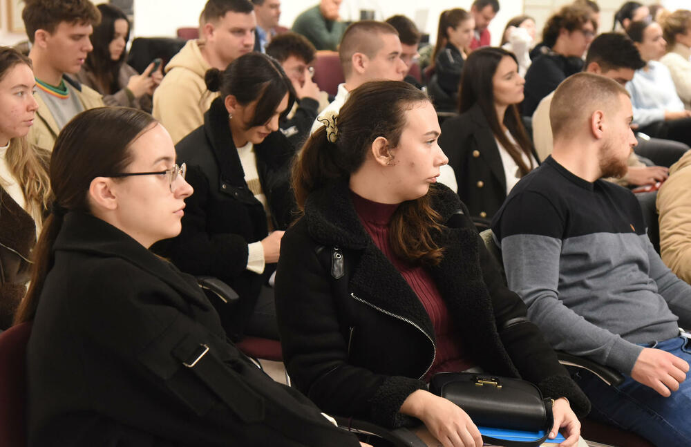 <p>Predsjednik je ukazao i da je nastao vrlo veliki strukturni deficit budžeta, kao i da će ukoliko se ne poveća ekonomski rast biti nužno uvođenje novih poreza za punjenje državne kase</p>