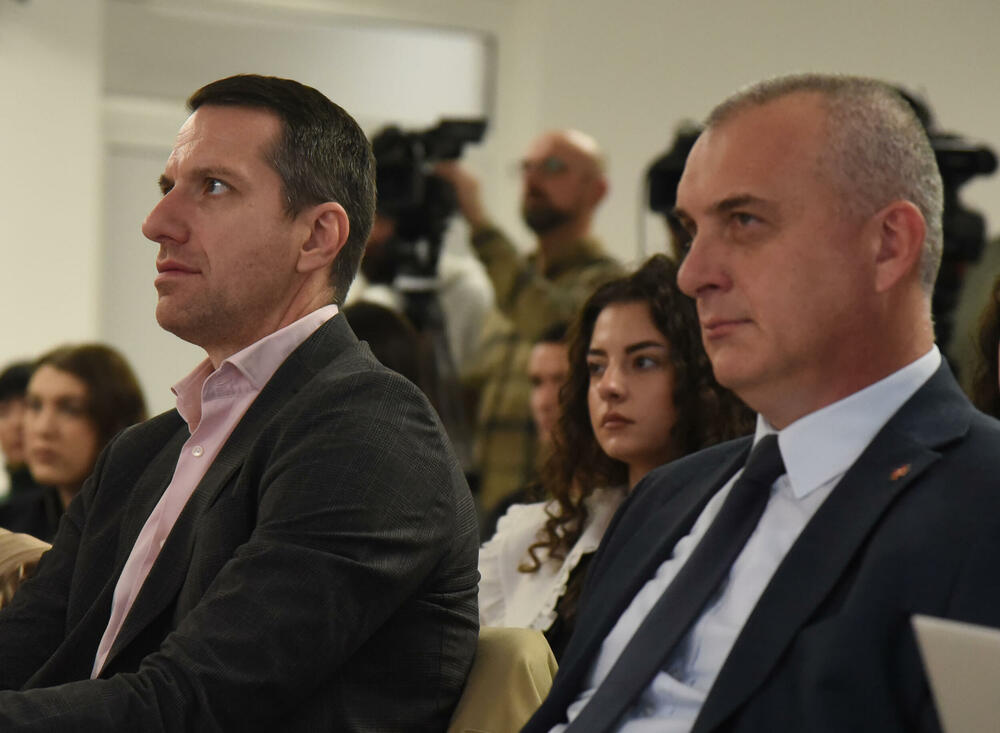 <p>Predsjednik je ukazao i da je nastao vrlo veliki strukturni deficit budžeta, kao i da će ukoliko se ne poveća ekonomski rast biti nužno uvođenje novih poreza za punjenje državne kase</p>