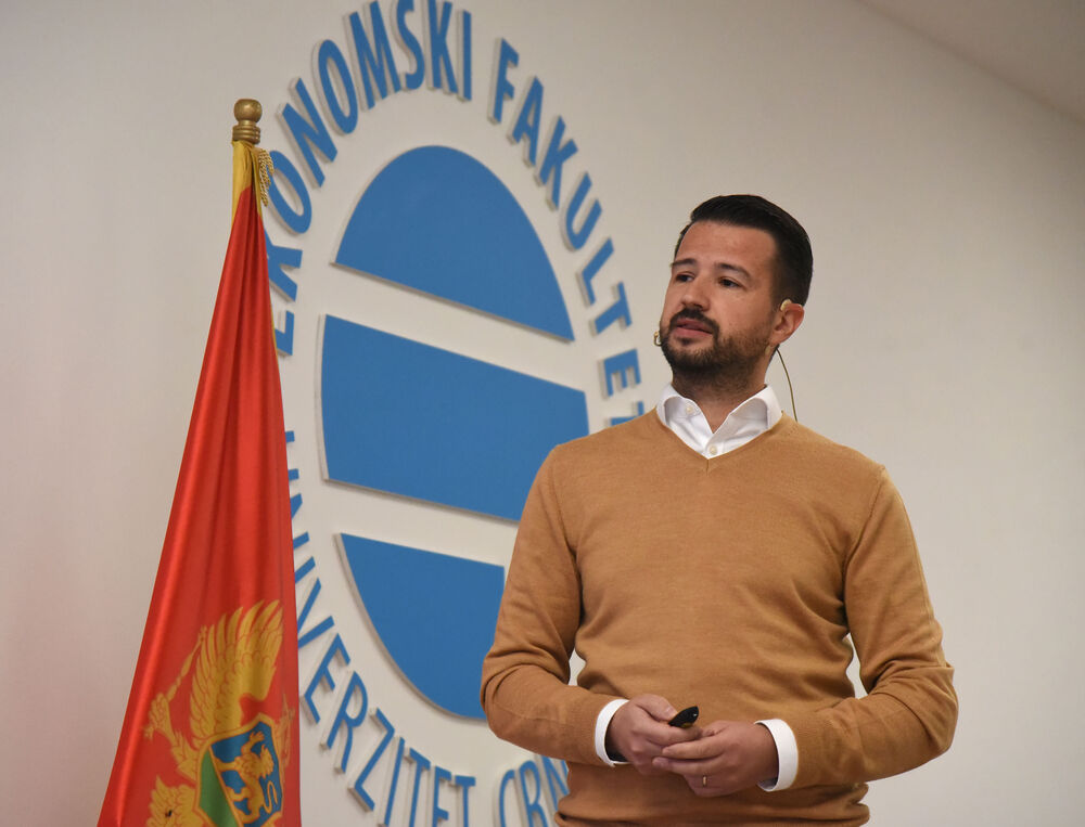 <p>Predsjednik je ukazao i da je nastao vrlo veliki strukturni deficit budžeta, kao i da će ukoliko se ne poveća ekonomski rast biti nužno uvođenje novih poreza za punjenje državne kase</p>