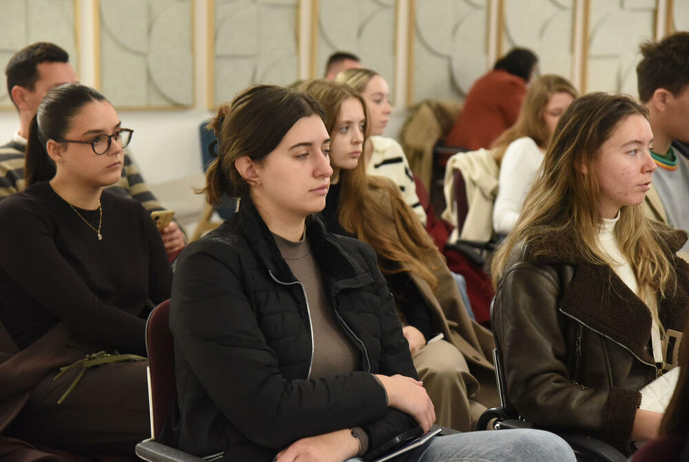 <p>Predsjednik je ukazao i da je nastao vrlo veliki strukturni deficit budžeta, kao i da će ukoliko se ne poveća ekonomski rast biti nužno uvođenje novih poreza za punjenje državne kase</p>