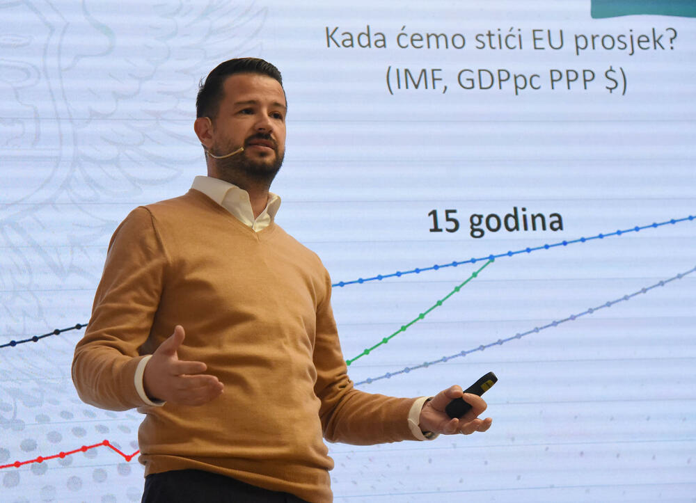 <p>Predsjednik je ukazao i da je nastao vrlo veliki strukturni deficit budžeta, kao i da će ukoliko se ne poveća ekonomski rast biti nužno uvođenje novih poreza za punjenje državne kase</p>