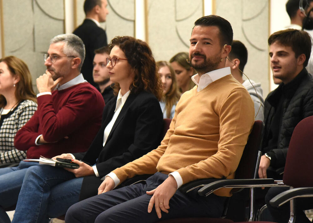 <p>Predsjednik je ukazao i da je nastao vrlo veliki strukturni deficit budžeta, kao i da će ukoliko se ne poveća ekonomski rast biti nužno uvođenje novih poreza za punjenje državne kase</p>