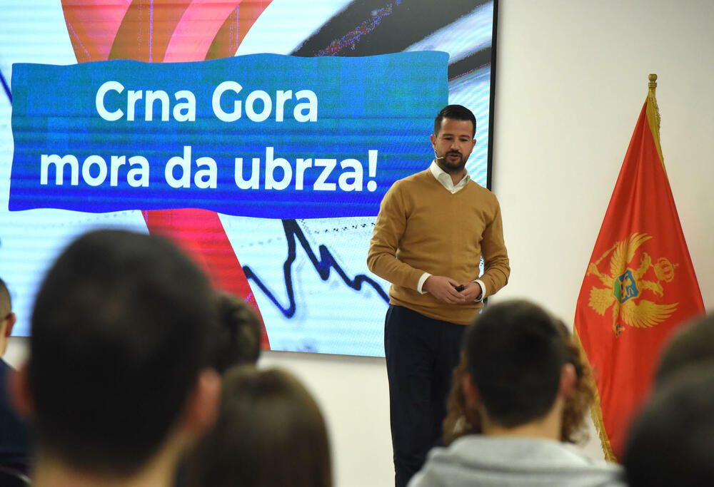 <p>Predsjednik je ukazao i da je nastao vrlo veliki strukturni deficit budžeta, kao i da će ukoliko se ne poveća ekonomski rast biti nužno uvođenje novih poreza za punjenje državne kase</p>