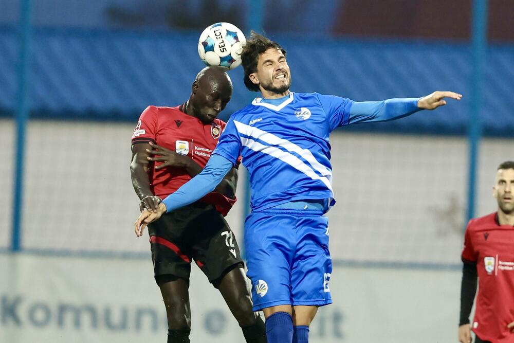 <p>Tuzani se revanširali lideru prvenstva za nedjeljni poraz kraj Bistrice i slavili kod kuće sa 2:1, golovima Braunovića i Pavlićevića. Vukčević u nadoknadi samo ublažio poraz Sutjeske</p>