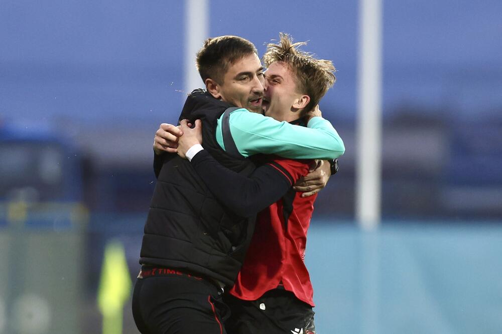 <p>Tuzani se revanširali lideru prvenstva za nedjeljni poraz kraj Bistrice i slavili kod kuće sa 2:1, golovima Braunovića i Pavlićevića. Vukčević u nadoknadi samo ublažio poraz Sutjeske</p>