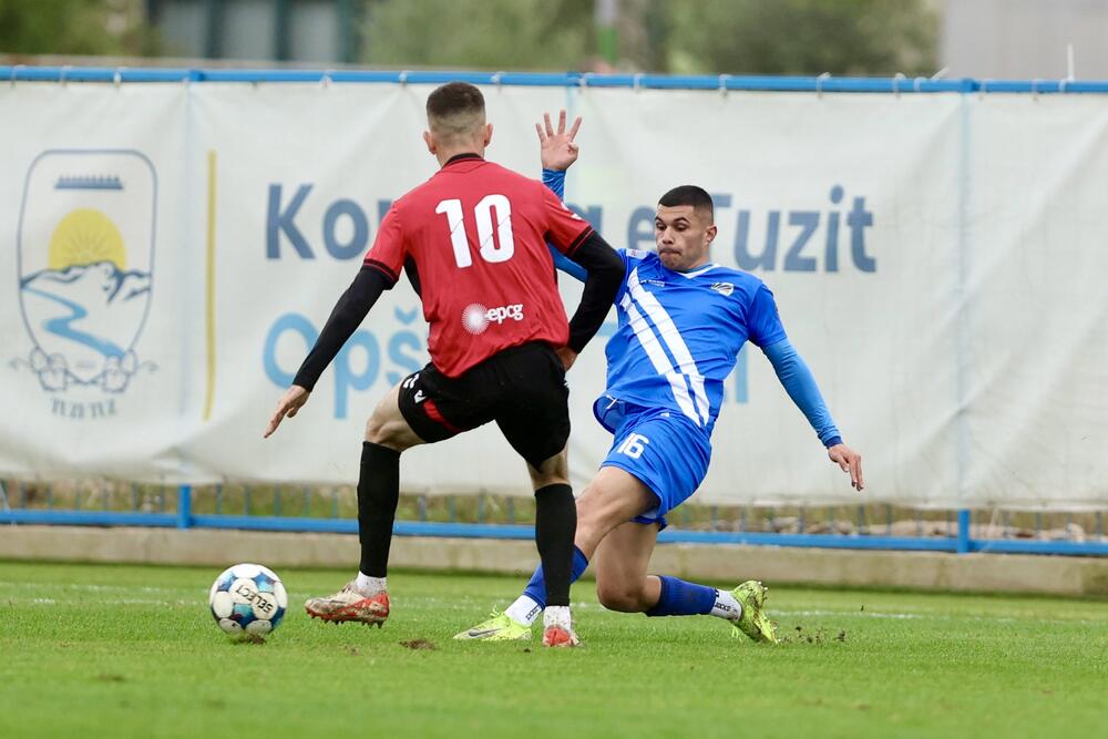<p>Tuzani se revanširali lideru prvenstva za nedjeljni poraz kraj Bistrice i slavili kod kuće sa 2:1, golovima Braunovića i Pavlićevića. Vukčević u nadoknadi samo ublažio poraz Sutjeske</p>