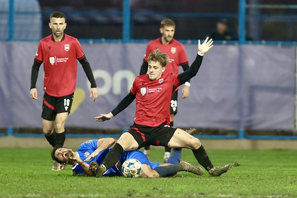 <p>Tuzani se revanširali lideru prvenstva za nedjeljni poraz kraj Bistrice i slavili kod kuće sa 2:1, golovima Braunovića i Pavlićevića. Vukčević u nadoknadi samo ublažio poraz Sutjeske</p>