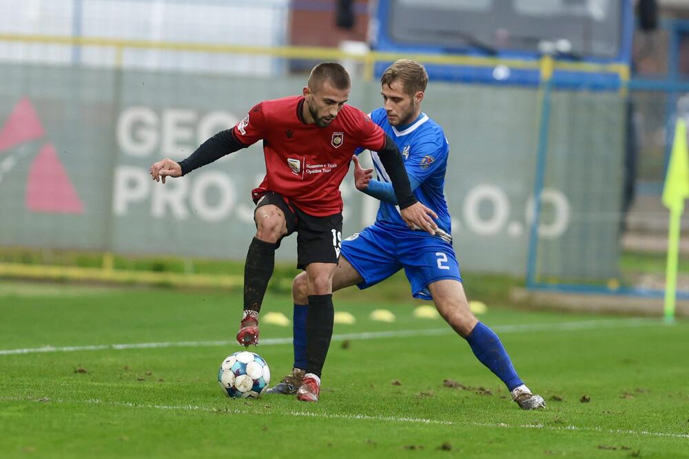 <p>Tuzani se revanširali lideru prvenstva za nedjeljni poraz kraj Bistrice i slavili kod kuće sa 2:1, golovima Braunovića i Pavlićevića. Vukčević u nadoknadi samo ublažio poraz Sutjeske</p>
