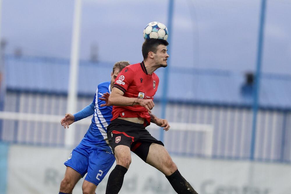 <p>Tuzani se revanširali lideru prvenstva za nedjeljni poraz kraj Bistrice i slavili kod kuće sa 2:1, golovima Braunovića i Pavlićevića. Vukčević u nadoknadi samo ublažio poraz Sutjeske</p>