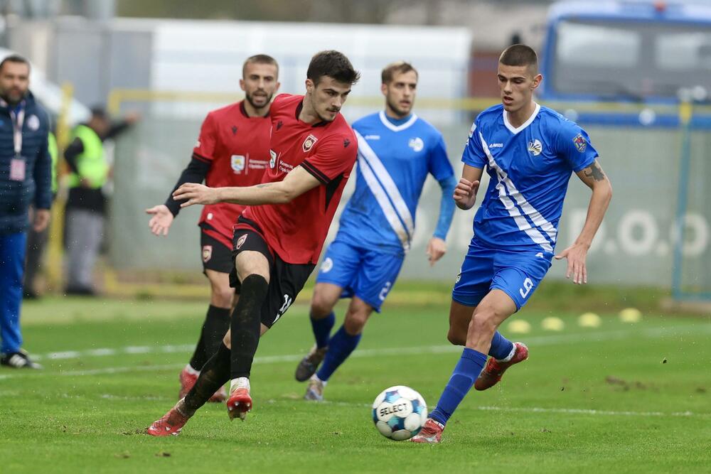 <p>Tuzani se revanširali lideru prvenstva za nedjeljni poraz kraj Bistrice i slavili kod kuće sa 2:1, golovima Braunovića i Pavlićevića. Vukčević u nadoknadi samo ublažio poraz Sutjeske</p>