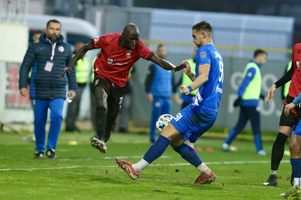 <p>Tuzani se revanširali lideru prvenstva za nedjeljni poraz kraj Bistrice i slavili kod kuće sa 2:1, golovima Braunovića i Pavlićevića. Vukčević u nadoknadi samo ublažio poraz Sutjeske</p>