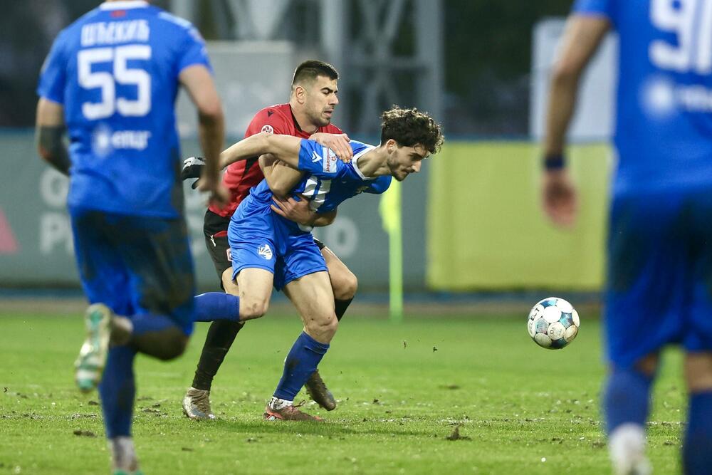 <p>Tuzani se revanširali lideru prvenstva za nedjeljni poraz kraj Bistrice i slavili kod kuće sa 2:1, golovima Braunovića i Pavlićevića. Vukčević u nadoknadi samo ublažio poraz Sutjeske</p>