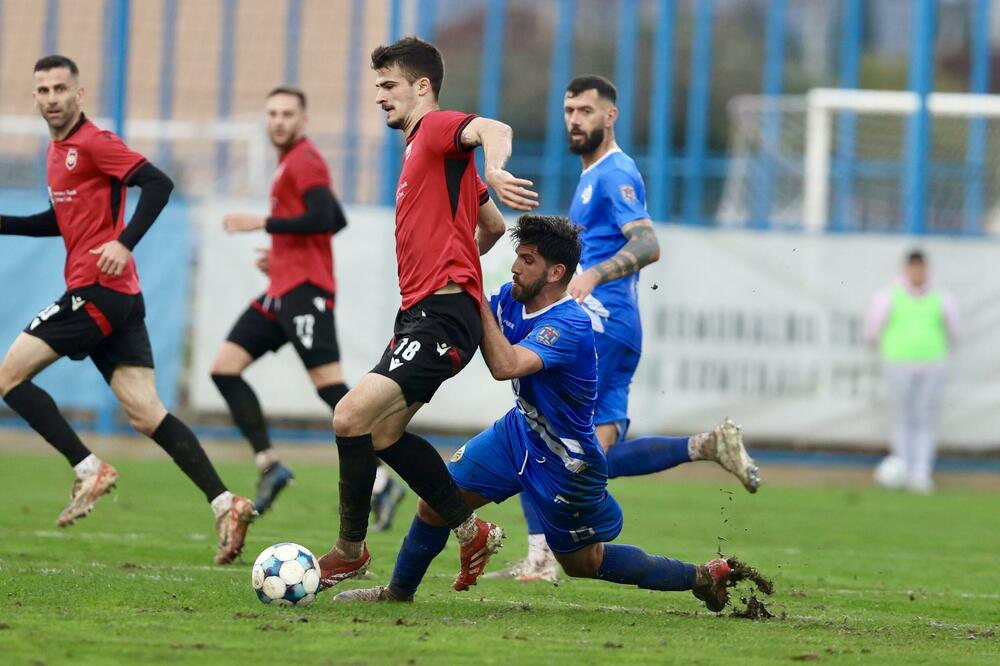 <p>Tuzani se revanširali lideru prvenstva za nedjeljni poraz kraj Bistrice i slavili kod kuće sa 2:1, golovima Braunovića i Pavlićevića. Vukčević u nadoknadi samo ublažio poraz Sutjeske</p>