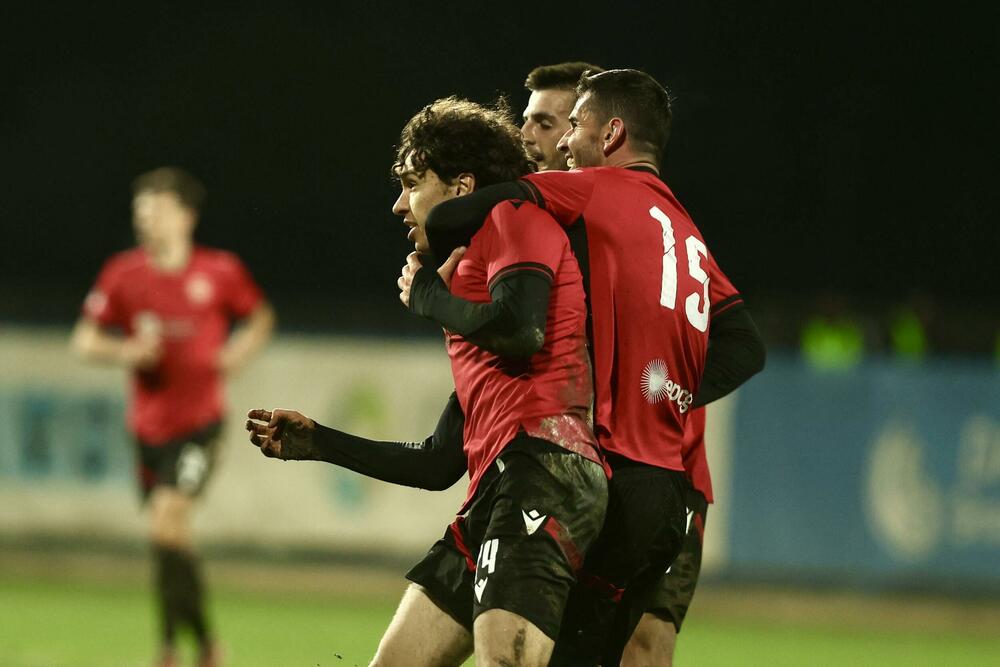 <p>Tuzani se revanširali lideru prvenstva za nedjeljni poraz kraj Bistrice i slavili kod kuće sa 2:1, golovima Braunovića i Pavlićevića. Vukčević u nadoknadi samo ublažio poraz Sutjeske</p>