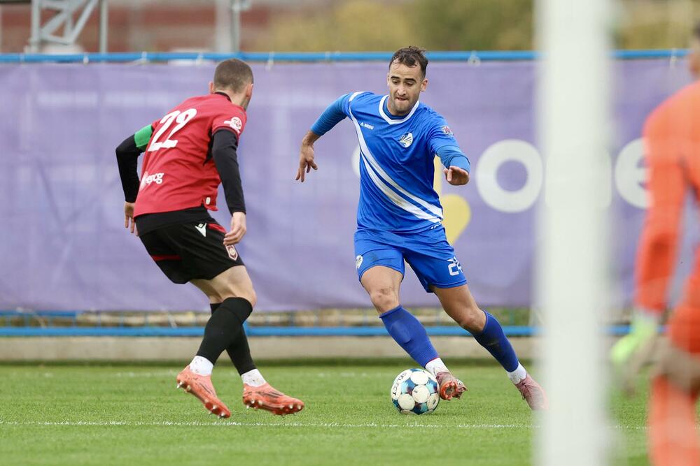 <p>Tuzani se revanširali lideru prvenstva za nedjeljni poraz kraj Bistrice i slavili kod kuće sa 2:1, golovima Braunovića i Pavlićevića. Vukčević u nadoknadi samo ublažio poraz Sutjeske</p>