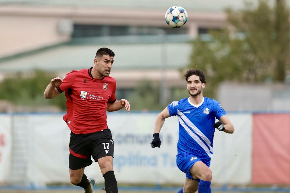 <p>Tuzani se revanširali lideru prvenstva za nedjeljni poraz kraj Bistrice i slavili kod kuće sa 2:1, golovima Braunovića i Pavlićevića. Vukčević u nadoknadi samo ublažio poraz Sutjeske</p>