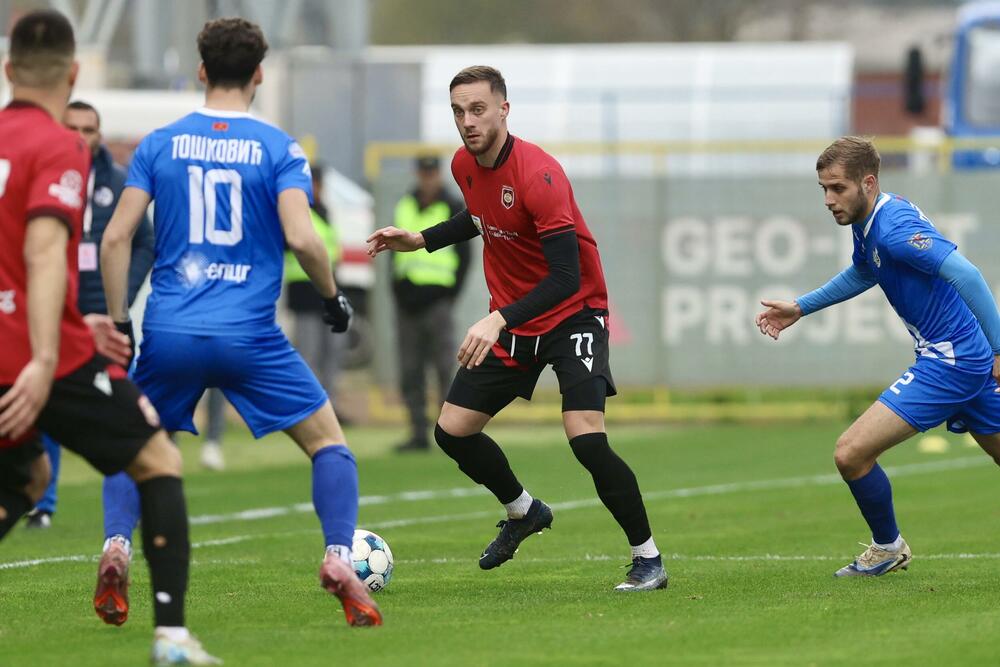 <p>Tuzani se revanširali lideru prvenstva za nedjeljni poraz kraj Bistrice i slavili kod kuće sa 2:1, golovima Braunovića i Pavlićevića. Vukčević u nadoknadi samo ublažio poraz Sutjeske</p>