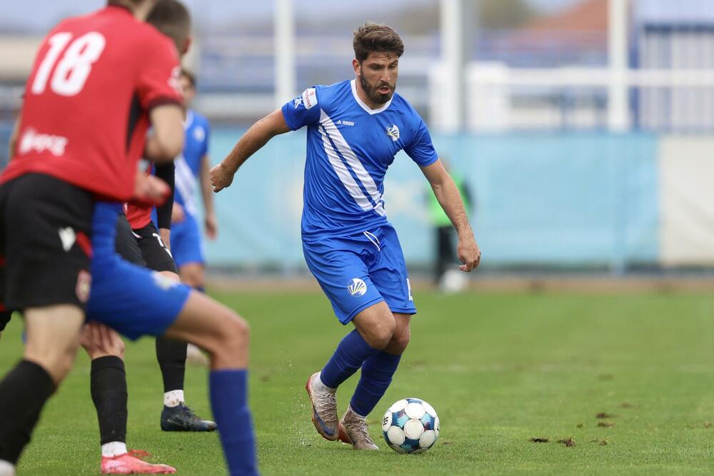 <p>Tuzani se revanširali lideru prvenstva za nedjeljni poraz kraj Bistrice i slavili kod kuće sa 2:1, golovima Braunovića i Pavlićevića. Vukčević u nadoknadi samo ublažio poraz Sutjeske</p>