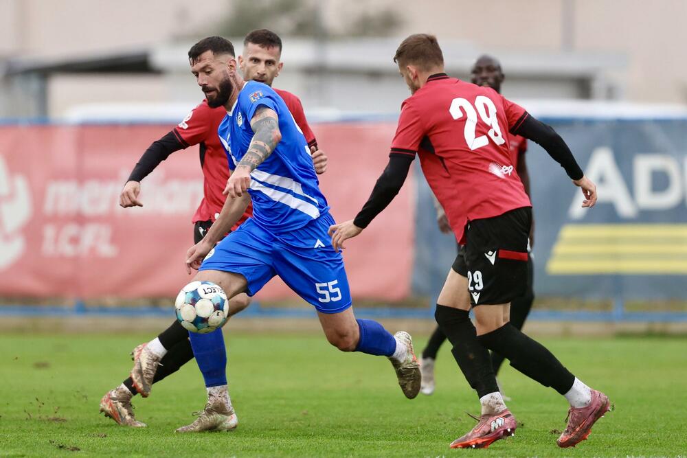 <p>Tuzani se revanširali lideru prvenstva za nedjeljni poraz kraj Bistrice i slavili kod kuće sa 2:1, golovima Braunovića i Pavlićevića. Vukčević u nadoknadi samo ublažio poraz Sutjeske</p>