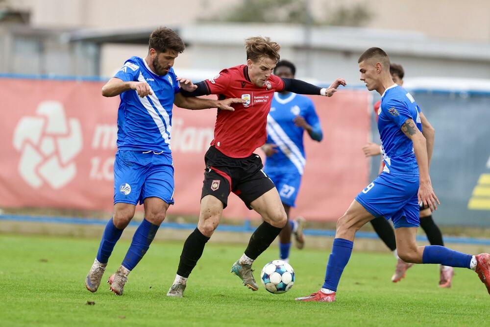 <p>Tuzani se revanširali lideru prvenstva za nedjeljni poraz kraj Bistrice i slavili kod kuće sa 2:1, golovima Braunovića i Pavlićevića. Vukčević u nadoknadi samo ublažio poraz Sutjeske</p>