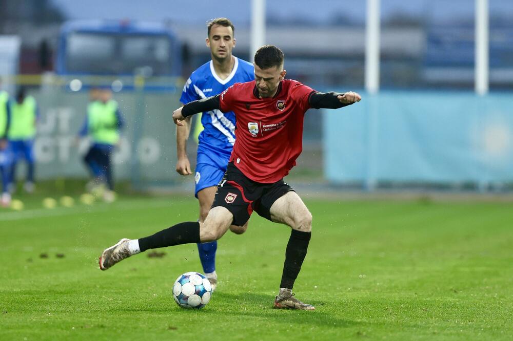 <p>Tuzani se revanširali lideru prvenstva za nedjeljni poraz kraj Bistrice i slavili kod kuće sa 2:1, golovima Braunovića i Pavlićevića. Vukčević u nadoknadi samo ublažio poraz Sutjeske</p>