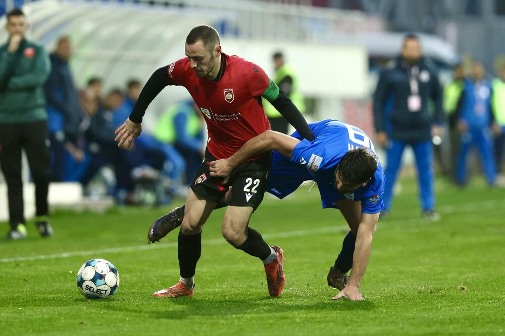 <p>Tuzani se revanširali lideru prvenstva za nedjeljni poraz kraj Bistrice i slavili kod kuće sa 2:1, golovima Braunovića i Pavlićevića. Vukčević u nadoknadi samo ublažio poraz Sutjeske</p>