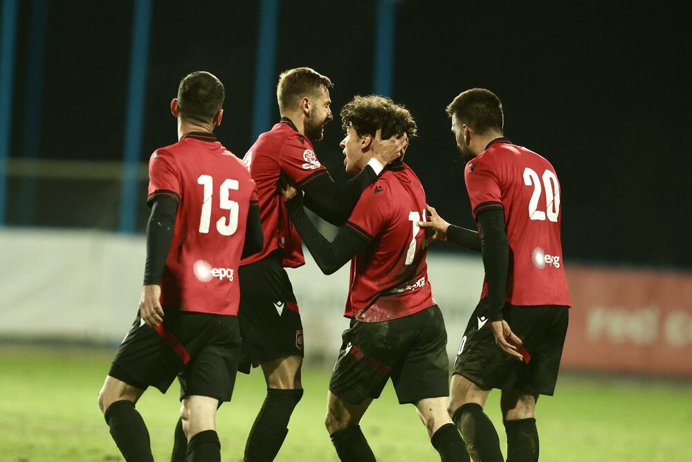 <p>Tuzani se revanširali lideru prvenstva za nedjeljni poraz kraj Bistrice i slavili kod kuće sa 2:1, golovima Braunovića i Pavlićevića. Vukčević u nadoknadi samo ublažio poraz Sutjeske</p>