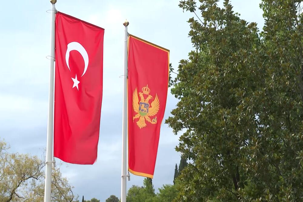 Dio javnosti kritikovao uvođenje viza Turskoj, tvrdeći da je posrijedi populizam: zastave Turske i Crne Gore, Foto: Printscreen/YouTube