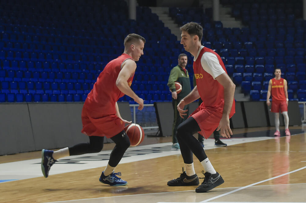 <p>Košarkaška reprezentacija Crne Gore počinje kvalifikacije za Svjetsko prvenstvo, a večeras u “Mtel dvorani Morača” (18) dočekuje Portugal</p>