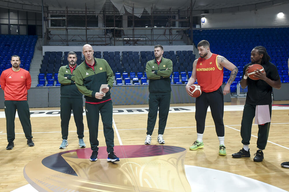 <p>Košarkaška reprezentacija Crne Gore počinje kvalifikacije za Svjetsko prvenstvo, a večeras u “Mtel dvorani Morača” (18) dočekuje Portugal</p>