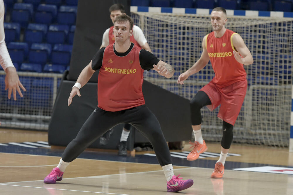 <p>Košarkaška reprezentacija Crne Gore počinje kvalifikacije za Svjetsko prvenstvo, a večeras u “Mtel dvorani Morača” (18) dočekuje Portugal</p>