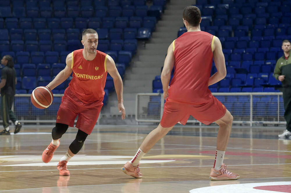 <p>Košarkaška reprezentacija Crne Gore počinje kvalifikacije za Svjetsko prvenstvo, a večeras u “Mtel dvorani Morača” (18) dočekuje Portugal</p>