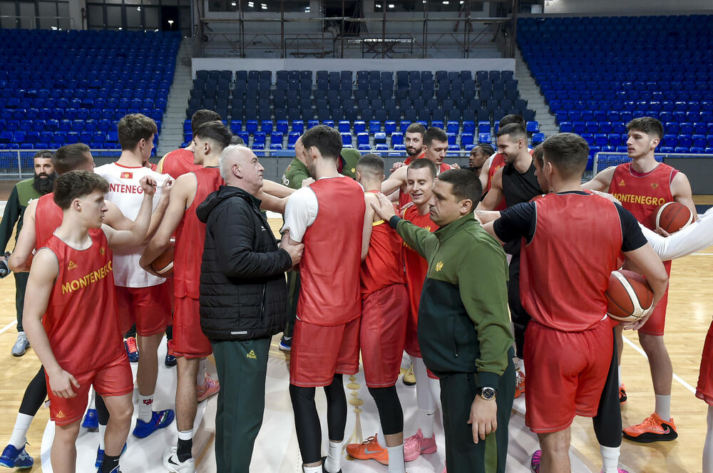 <p>Košarkaška reprezentacija Crne Gore počinje kvalifikacije za Svjetsko prvenstvo, a večeras u “Mtel dvorani Morača” (18) dočekuje Portugal</p>