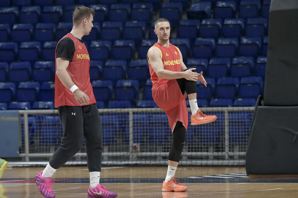 <p>Košarkaška reprezentacija Crne Gore počinje kvalifikacije za Svjetsko prvenstvo, a večeras u “Mtel dvorani Morača” (18) dočekuje Portugal</p>