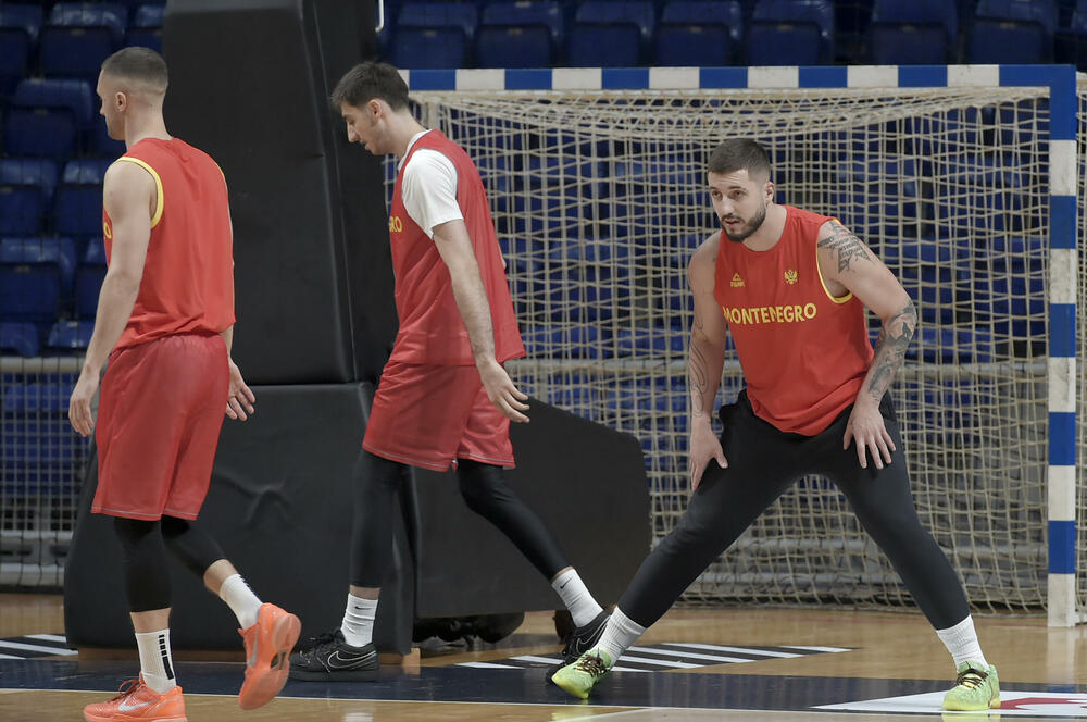 <p>Košarkaška reprezentacija Crne Gore počinje kvalifikacije za Svjetsko prvenstvo, a večeras u “Mtel dvorani Morača” (18) dočekuje Portugal</p>