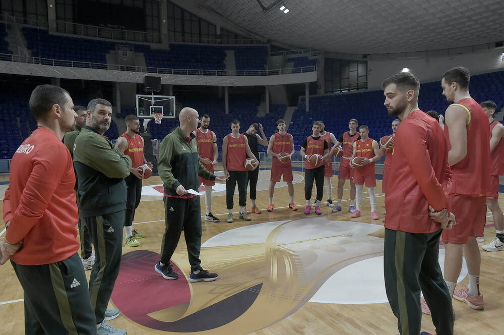 <p>Košarkaška reprezentacija Crne Gore počinje kvalifikacije za Svjetsko prvenstvo, a večeras u “Mtel dvorani Morača” (18) dočekuje Portugal</p>