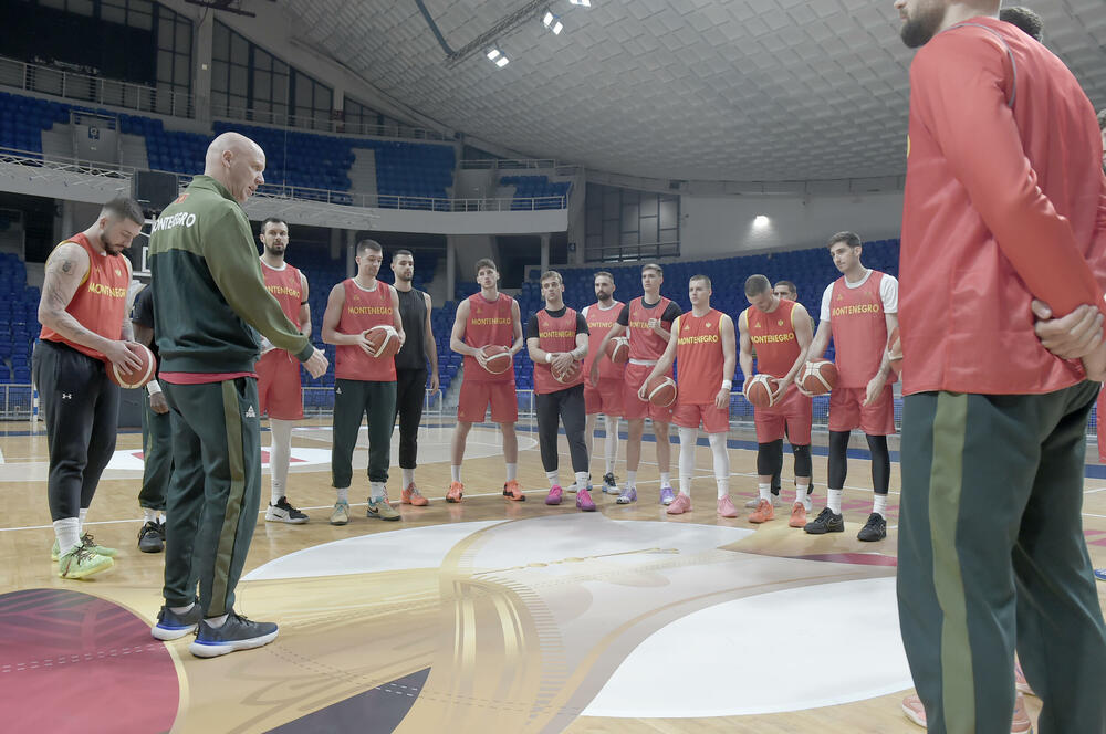 <p>Košarkaška reprezentacija Crne Gore počinje kvalifikacije za Svjetsko prvenstvo, a večeras u “Mtel dvorani Morača” (18) dočekuje Portugal</p>