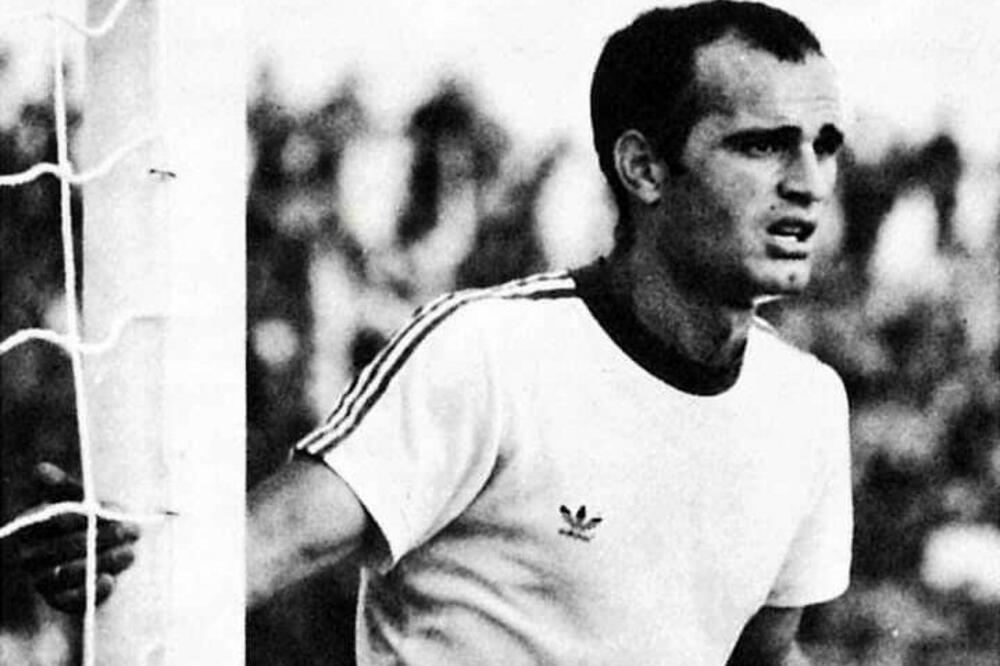 Vlahović u dresu Budućnosti, koji je s ponosom nosio na 413 utakmica, Foto: Monografija FK Budućnost