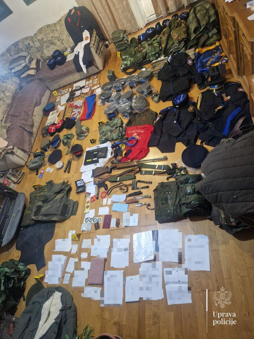 <p>Uhapšeni na računu imao milion i po eura, pretresi izvršeni i kod povezanih lica - pronađeno i oduzeto 24 komada vatrenog oružja, preko 1.000 metaka, hladno oružje, obilježja stranih formacija i inostrana dokumenta</p>